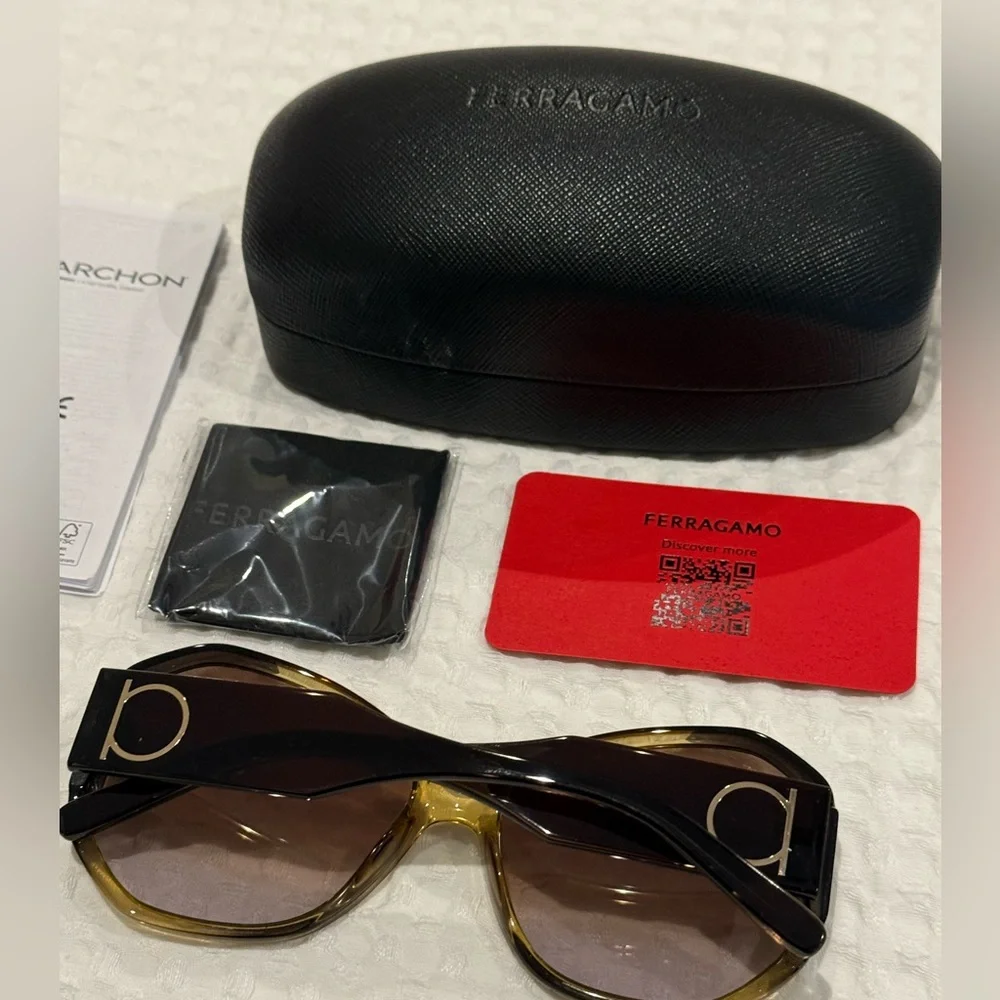 Ferragamo Oversized Sunglasses - Picture 6 of 7